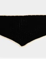 Pañuelo tejido negro con borde a contratono color crema.