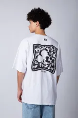 Remera color lila de corte oversize con cuello redondo y mangas cortas. Presenta un estampado pequeño de Mickey Mouse en el frente.