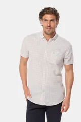 Camisa de manga corta a cuadros, color blanco con líneas celestes y beige. Tiene un bolsillo en el pecho y logo bordado. Corte slim fit.