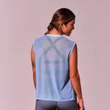 Musculosa celeste de poliéster, corte clásico y cuello redondo.
