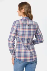 Camisa a cuadros azul, beige y rosa de algodón con dos bolsillos en el pecho, botones a presión y spandex para un mejor calce.