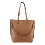 Bolso tipo tote de cuero sintético color marrón, con doble asa de hombro y correa bandolera extraíble. Tiene un aplique metálico dorado con forma de labios y el logo de la marca grabado en el frente.