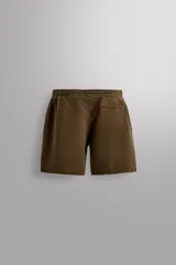 Bermudas jogger negras confeccionadas en tejido de algodón con interior de rizo. Cintura elástica ajustable con cordón y bolsillos laterales en la cadera.