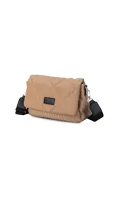 Bandolera color beige con diseño capitoneado, correa de galón ajustable en color negro y tapa con broche.