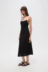 Vestido largo negro, de corte al cuerpo, con escote profundo y tirantes ajustables con reguladores.