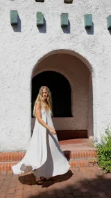 Vestido largo de bambula, color verde, con diseño suelto y escote en V.
