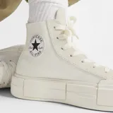 Zapatillas Converse Chuck Taylor All Star Cruise Hi color crema, de caña alta y plataforma con diseño texturizado.