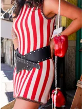 Faja ancha de cuero color borgoña con tachas plateadas y hebilla metálica circular.