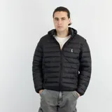 Campera puffer negra de nylon con capucha desmontable y logo bordado en el pecho.