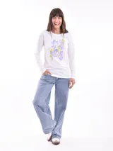 Remera blanca de manga larga con cuello redondo y estampado abstracto en tonos pastel.