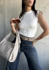 Musculosa blanca de algodón con cuello alto y sin mangas.