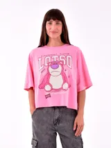 Remera rosa de corte cropped con mangas cortas y estampa del oso Lotso de Toy Story.