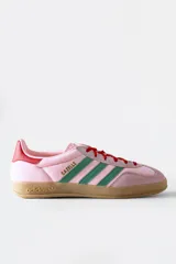 Championes Adidas Gazelle Indoor color rosa con detalles en verde y rojo.