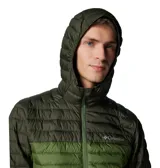 Campera Columbia con capucha, color verde oliva en la parte superior y gris claro en la parte inferior. Cuenta con cierre frontal, bolsillos laterales con cierre y logo de la marca en el pecho.