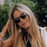 Lentes de sol redondos con montura de acetato color carey y lentes verdes.