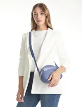 Cartera tipo bandolera de eco cuero con silueta de media luna, color beige y detalles en marrón claro. Incluye un monedero/tarjetero independiente en el bolsillo frontal y una cadena decorativa de eslabones dorados.