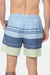 Short de baño celeste con rayas horizontales en tonos de azul y verde.