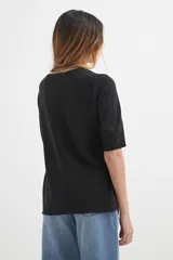 Sweater negro de tejido de punto, con escote en V y mangas 3/4.