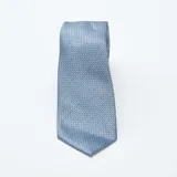 Corbata celeste con microestampado geométrico.