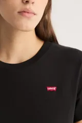 Remera negra de algodón con calce estándar y logo de Levi's bordado en el pecho.