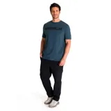 Remera gris jaspeado de manga corta con cuello redondo y logo de Caterpillar estampado en el pecho.