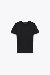 Camiseta negra de cuello redondo y manga corta con dobladillo.