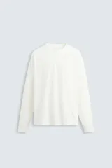 Camiseta color blanco hueso de algodón, corte recto y mangas largas.