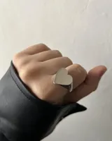 Anillo tipo sello con superficie superior en forma de corazón liso y pulido.