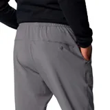 Pantalón jogger negro de hombre, marca Columbia, con tecnología Omni-Shield resistente al agua y a las manchas, cintura elástica ajustable con cordón, bolsillos delanteros, dobladillo elástico y detalles reflectantes.