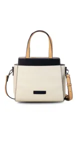 Cartera color beige con doble asa corta y correa larga extraíble. Tiene un bolsillo principal con cierre y varios bolsillos interiores.