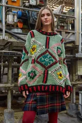 Sweater de lana tejido y bordado a mano en Uruguay, de calce holgado con cuello a la base y puños. Talle único similar a un M/L.