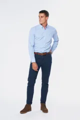 Pantalón de 5 bolsillos, diseño clásico en color marrón, con corte slim.