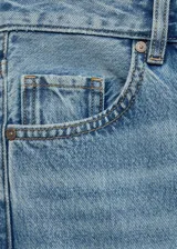 Pantalón de jean celeste de corte recto, tiro medio y cinco bolsillos.
