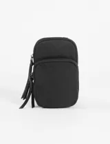Porta celular negro de tela con bolsillo frontal y correa larga para cruzar.
