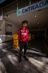 Buzo de algodón color bordó, estilo universitario, con cierre medio frontal y cuello alto. Estampado frontal con el texto "Since 19" y un ancla con laureles en amarillo y blanco.