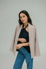 Blazer sastrero color beige con solapas y forro interno.