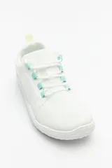 Zapatillas barefoot color celeste con interior amarillo y suela blanca.