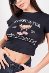 Remera corta color gris con estampado de cóctel Espresso Martini.