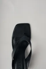 Sandalias con plataforma marrón y blanco con estampado animal print.