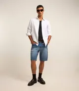 Bermuda masculina de jean color celeste, corte slim, con dobladillo y bolsillos. Marca Marfinno.
