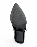 Botas de caña alta negras con punta en pico, taco bajo y detalles metálicos plateados en los laterales de la caña.