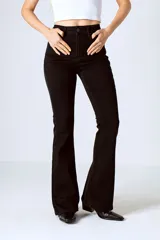 Pantalón de jean negro de corte acampanado y tiro alto.