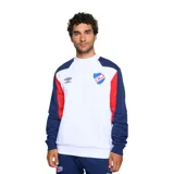 Buzo deportivo blanco, con mangas ranglán azul marino y detalles en rojo en los hombros. Presenta cuello redondo, puños y cintura acanalados, logo de Umbro bordado en el pecho y escudo del Club Nacional de Football estampado.