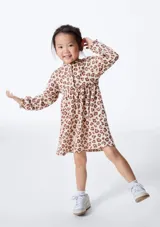 Vestido infantil de manga larga con estampado de leopardo en tonos beige y marrón.
