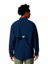 Camisa de manga larga Columbia Bahama II para hombre, color azul marino. Confeccionada en tejido de nailon ligero de secado rápido con ventilación trasera y protección solar UPF 50. Cuenta con múltiples bolsillos en el pecho y trabillas para sujetar las mangas enrolladas.