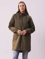 Gabardina impermeable color verde militar, marca Weatherproof. Tiene cierre central con cremallera y botones a presión, bolsillos delanteros, capucha desmontable y forro interno.