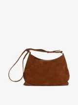 Bolso de hombro negro de cuero con flecos y tachuelas metálicas doradas y plateadas. Tiene correa ajustable y cierre de cremallera.