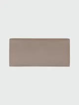 Billetera larga color gris con textura granulada y cierre metálico plateado.