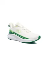 Championes deportivos Umbro modelo Storm, color blanco con detalles en verde vibrante. Presentan una capellada de malla transpirable, franjas laterales con el logo Umbro y una suela gruesa de amortiguación blanca con detalles verdes en la parte inferior.