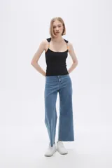 Musculosa celeste de punto canale con cuello recto y tirantes anchos decorados con cuentas de madera.